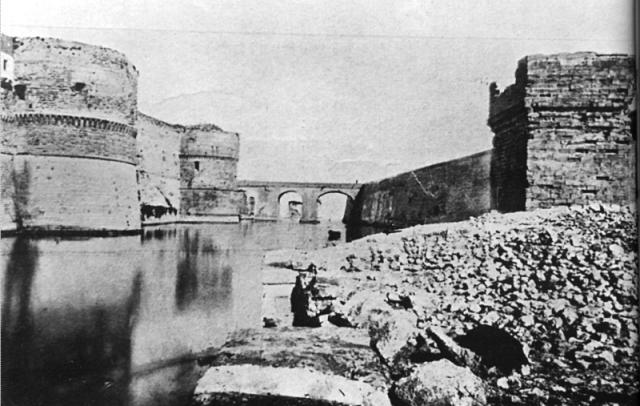 1880 Castello aragonese con fosso1