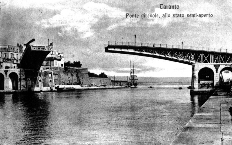 1919 Ponte girevole semi-aperto